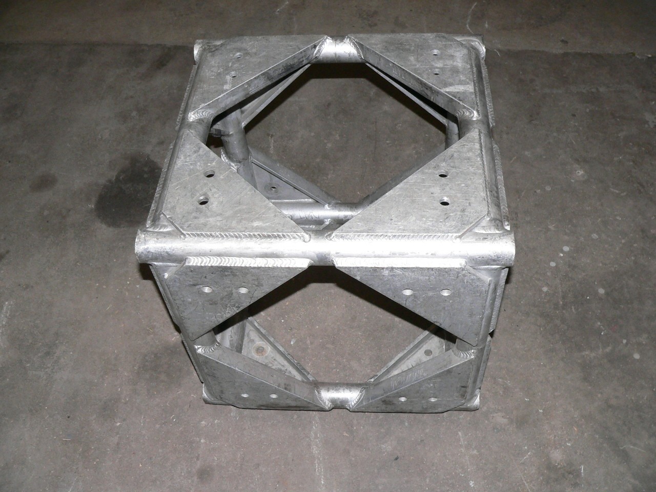 TOMCAT BOX TRUSS CORNER BLOCK