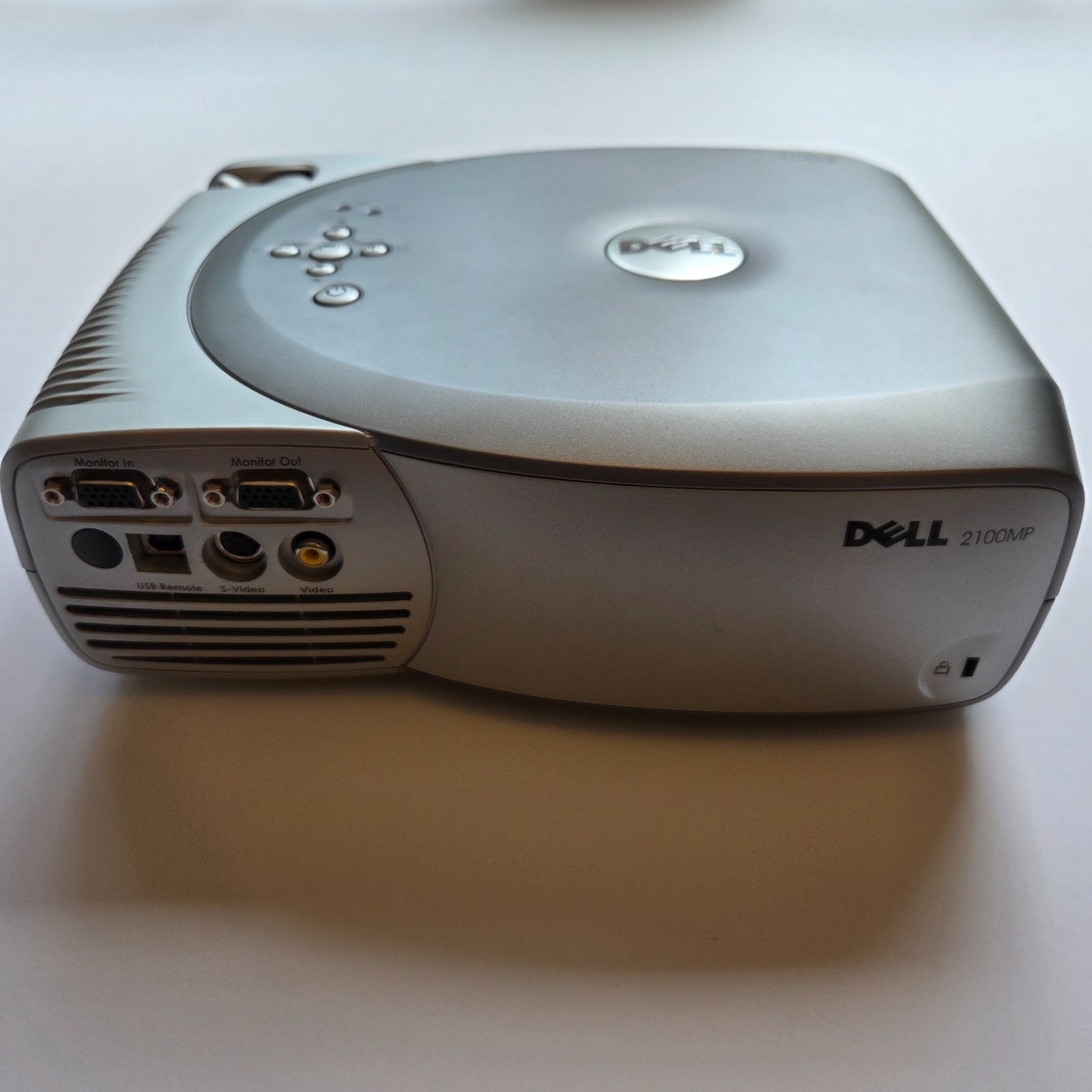 Dell 2100MP DLP Front Projector with Case Remote Cables