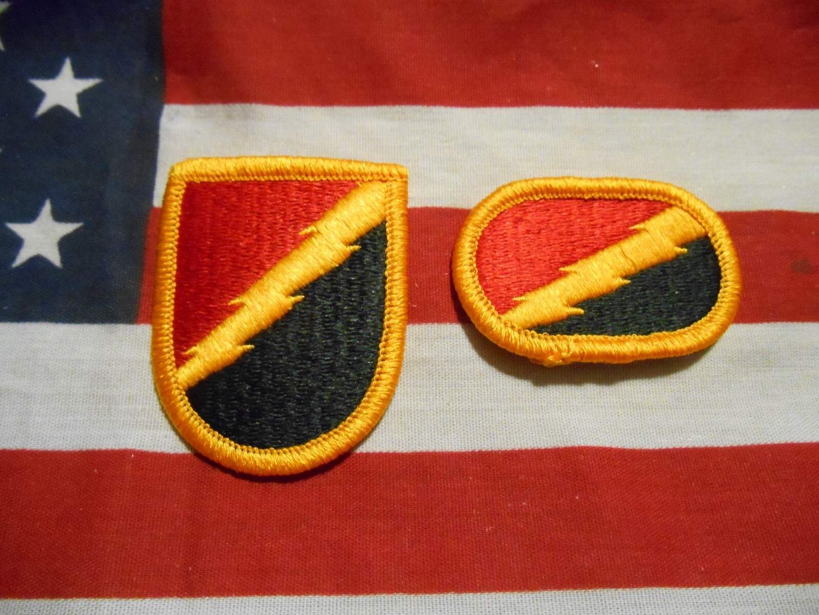 25TH INFANTRY DIVISION LRSD DETACHMENT BERET FLASH & PARA OVAL  M/E