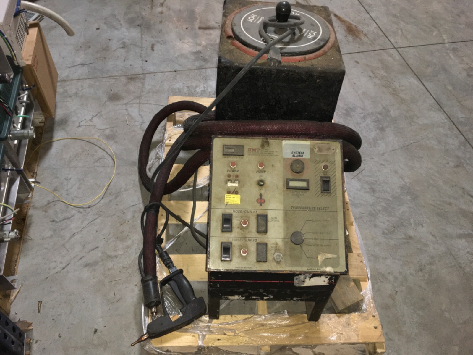 HMT adhesive machine with hose and gun