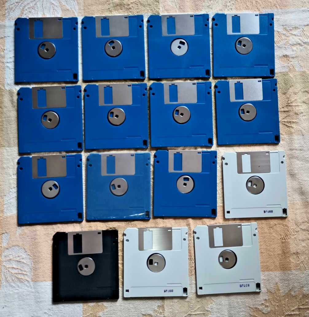 30+ Game Lot w/27 3.5” CD Floppy Disk & Floppy Disk Container Holder