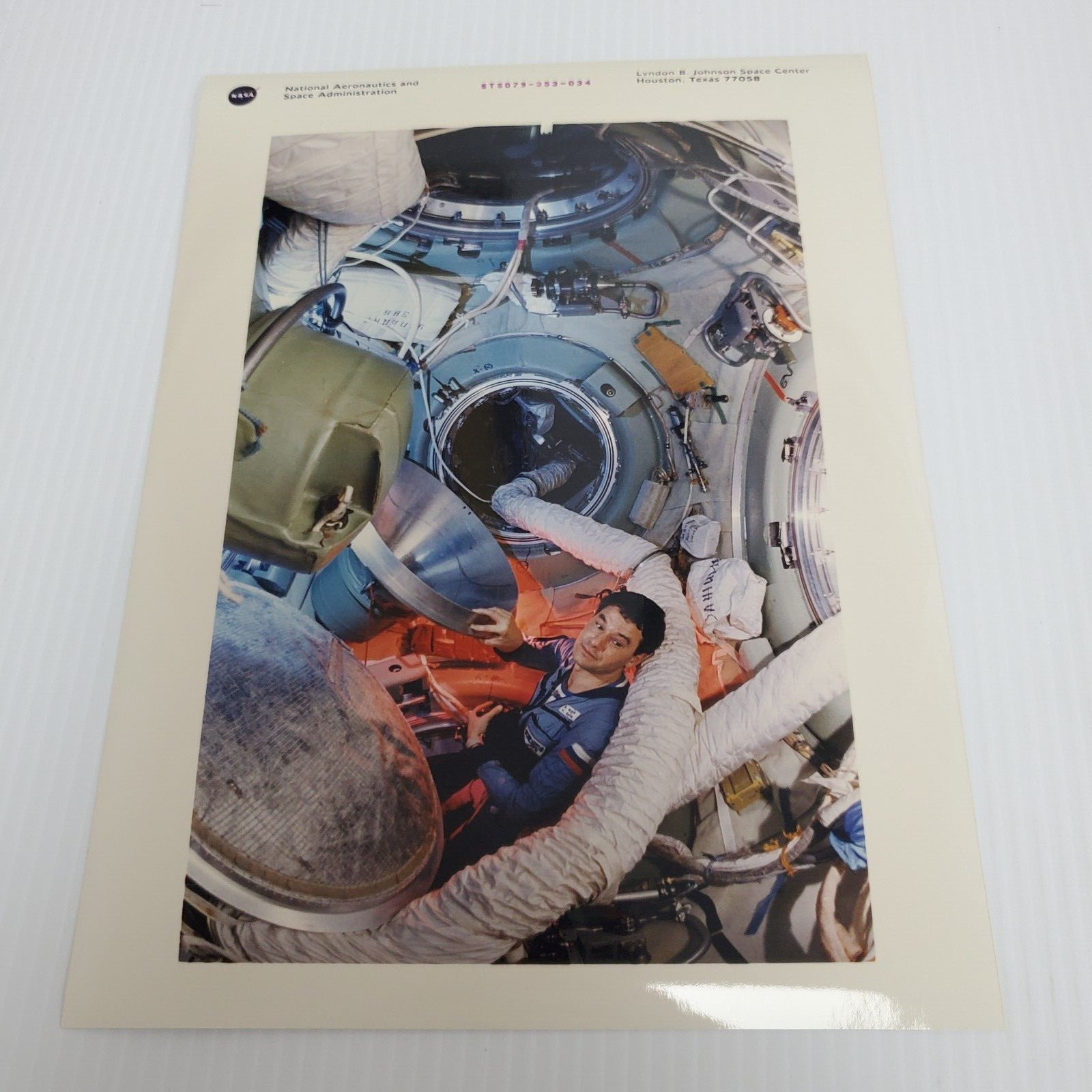 NASA STS-79 Cosmonaut Valeri G Korzun 8x10 PRESS PHOTO #STS079-353-034