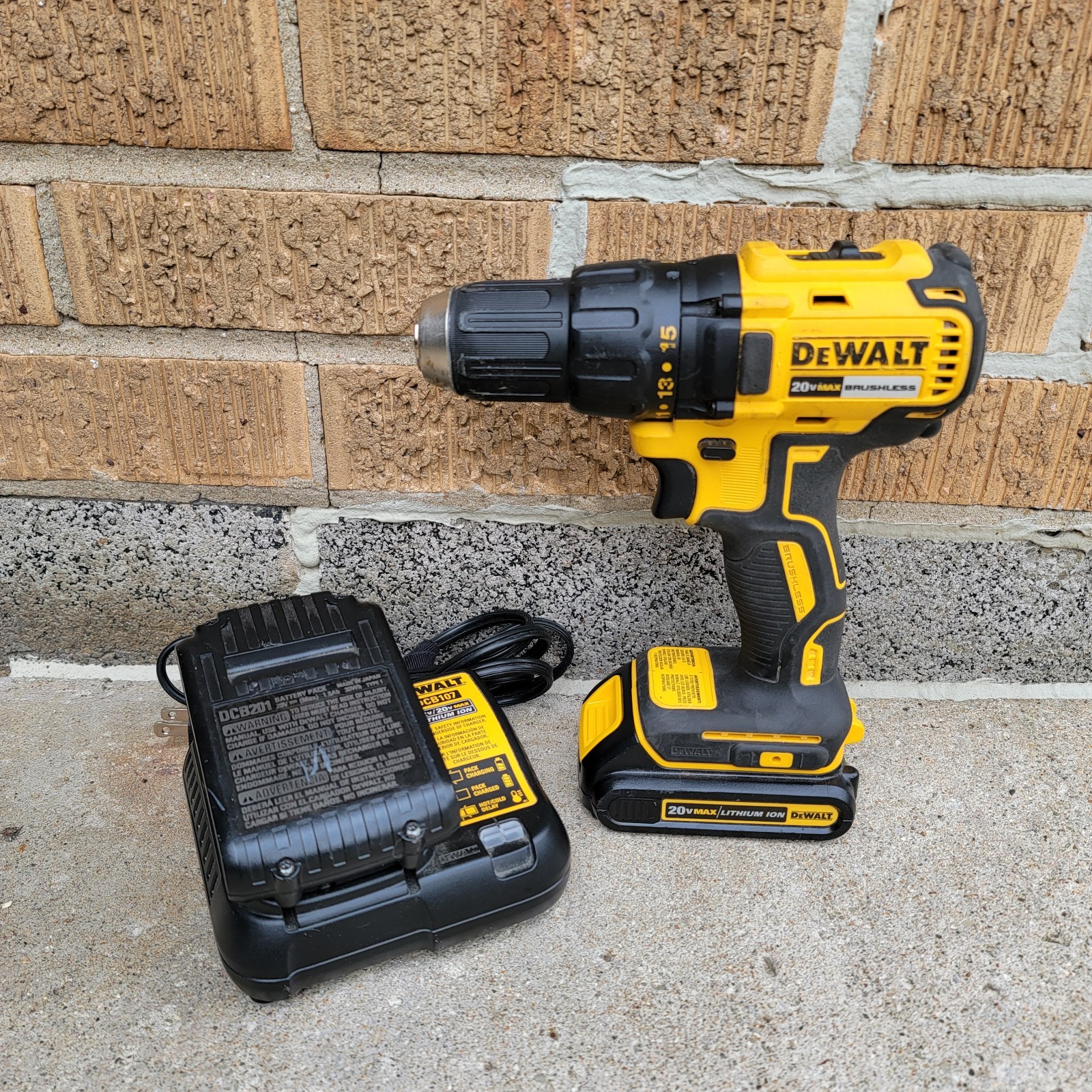 DeWalt 20V Max Brushless Compact Drill DCD777 2 Batteries Charger