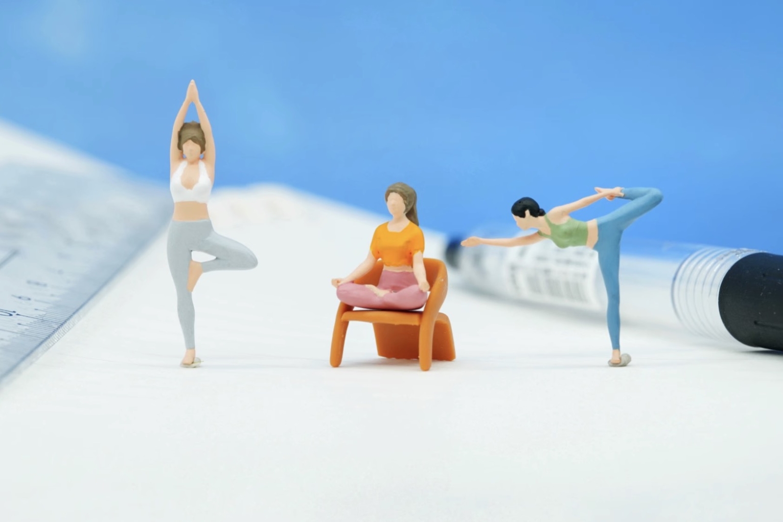 ZD 1:64 Painted Figure Model Miniature  Diorama Sand Yoga Pilate Lady GIrl Toy