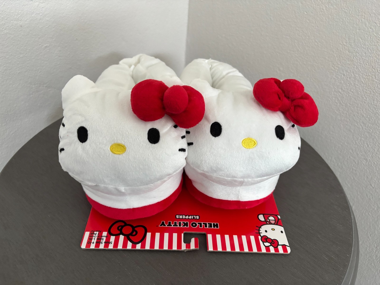 Hello Kitty Slippers Red Bow Plush Size 9-10 L-XL Snuggly Cuddling Soft NEW