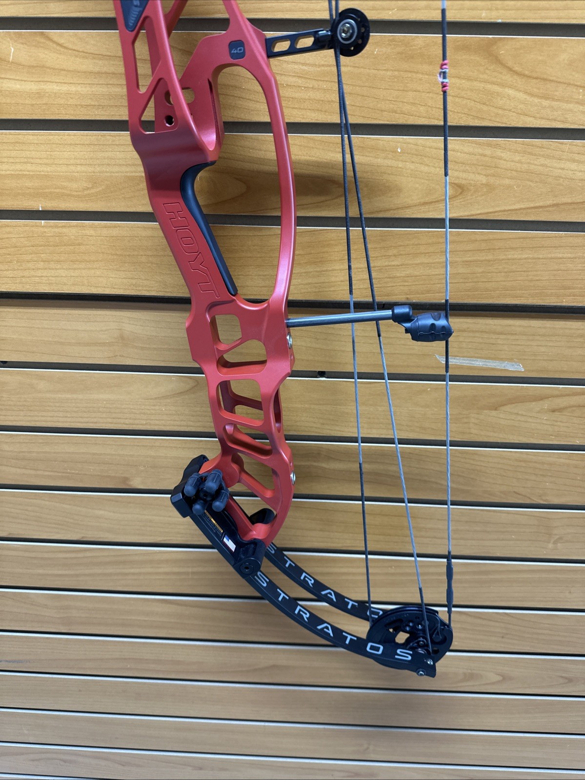 Hoyt Stratos 40 Compound Bow - RH - 50-60# - 25.5-29” - Item 6025
