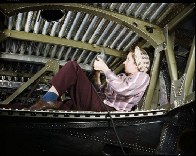 Rosie the Riveter style worker Douglas Aircraft Company 8x10 WW2 WWII Photo 903