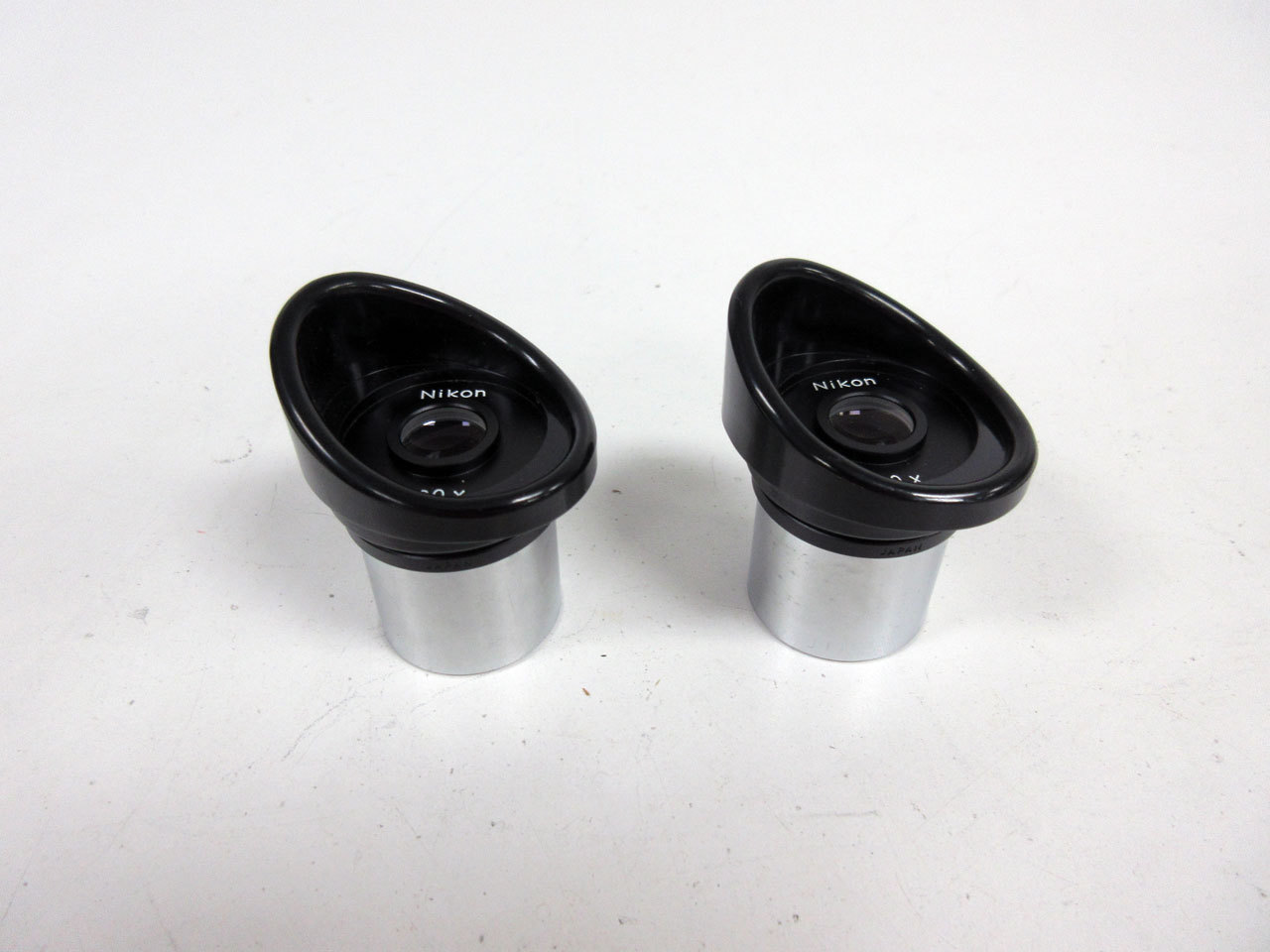 LOT OF 2 NIKON 20X MICROSCOPE EYEPIECES WITH EYE GUARDS PAIR OF OCULARS OPTICS