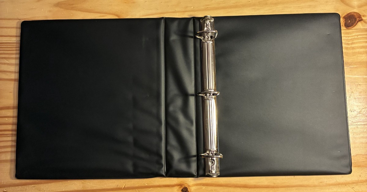 One USED BCW 2 Binder with D-rings for Currency