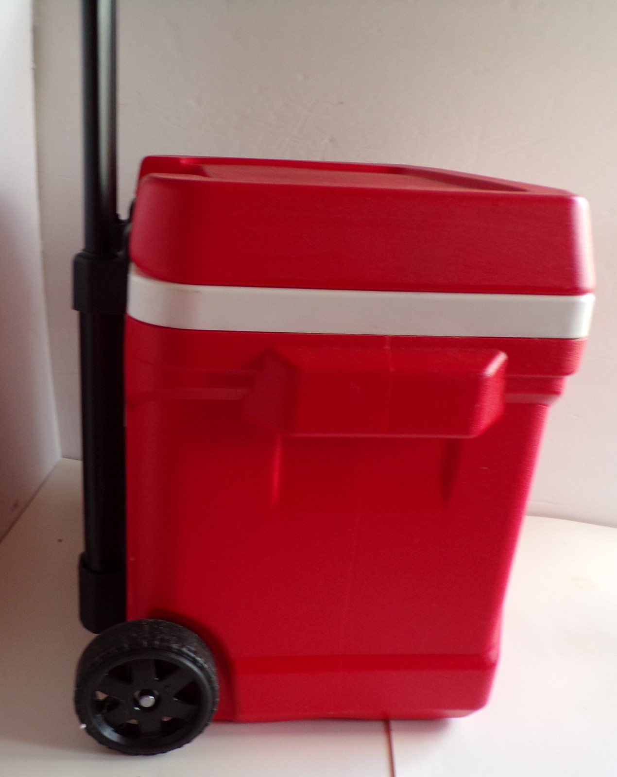 Igloo Rolling Chest Cooler Profile II Red 16 Quart 24 Can