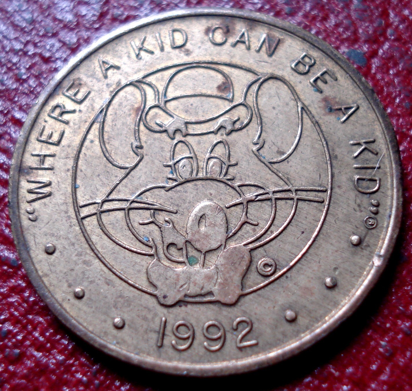 1992 CHUCK E. CHEESE ARCADE TOKEN IN EF-AU CONDITION (TC-530037)
