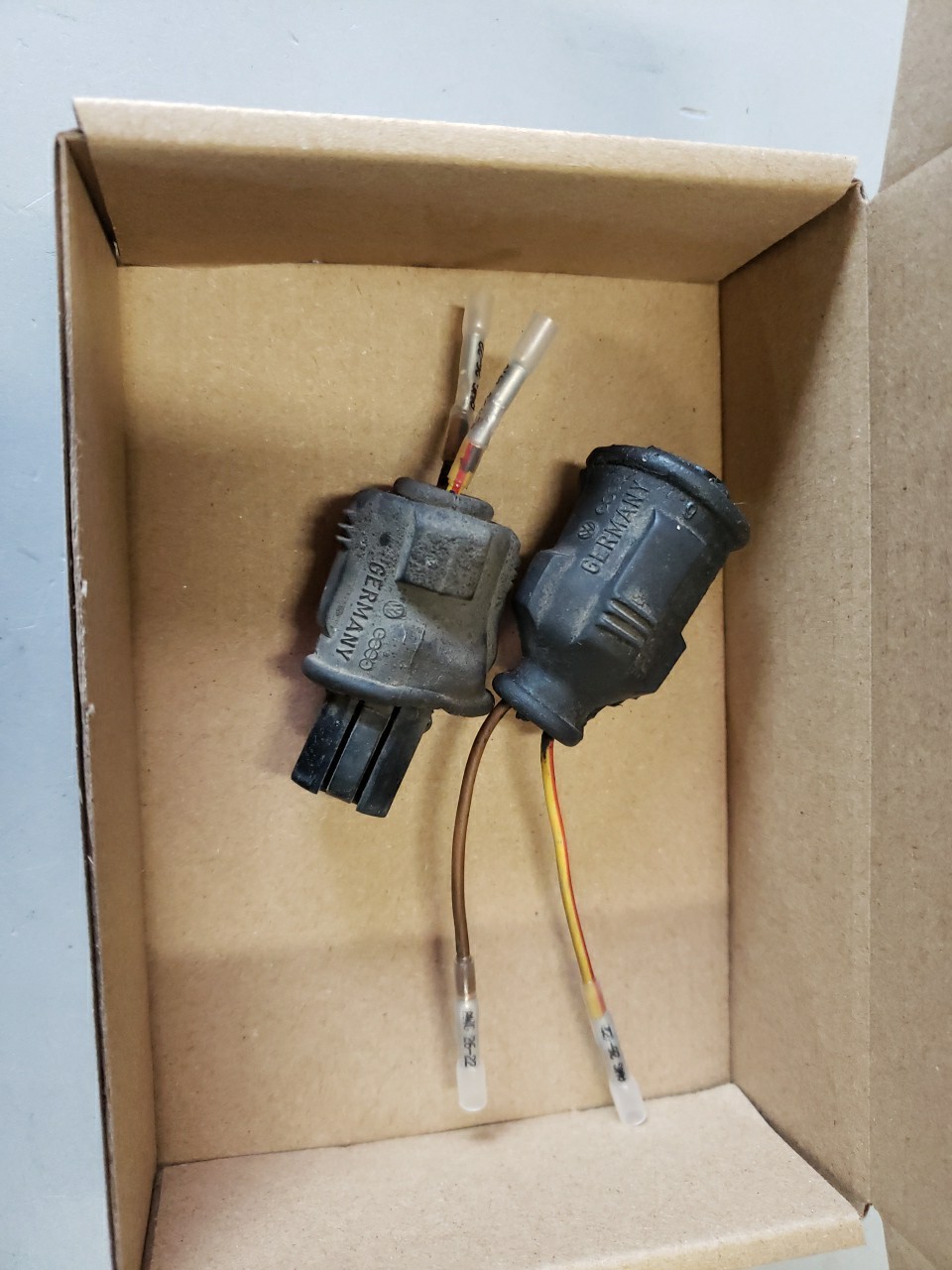 VW Vanagon Coolant Temperature Sensor Pigtail – 1986-1987 2WD Water Temp Sender