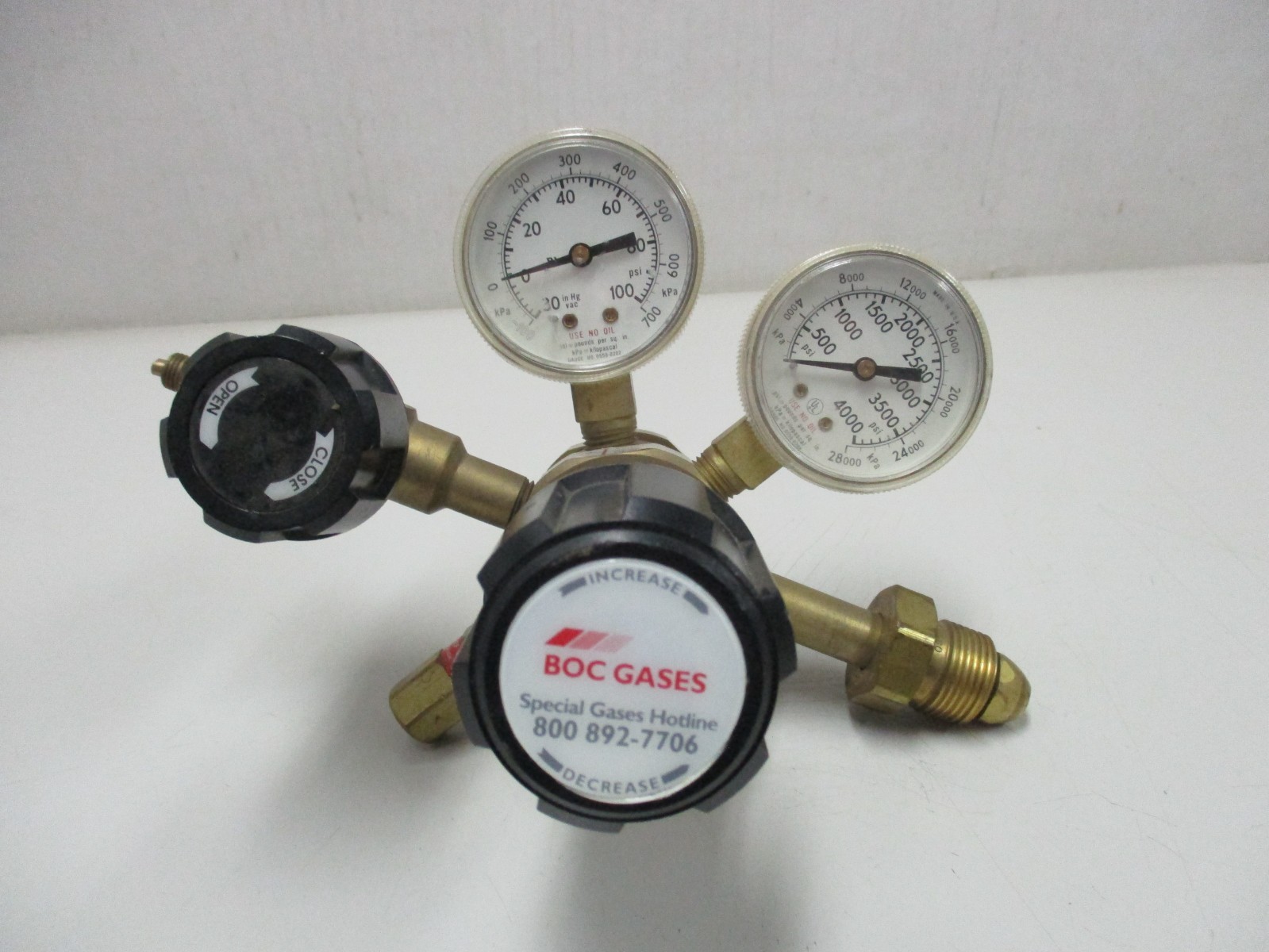 Boc Gases Dual Gauge Gas Regulator 4122391-01-580