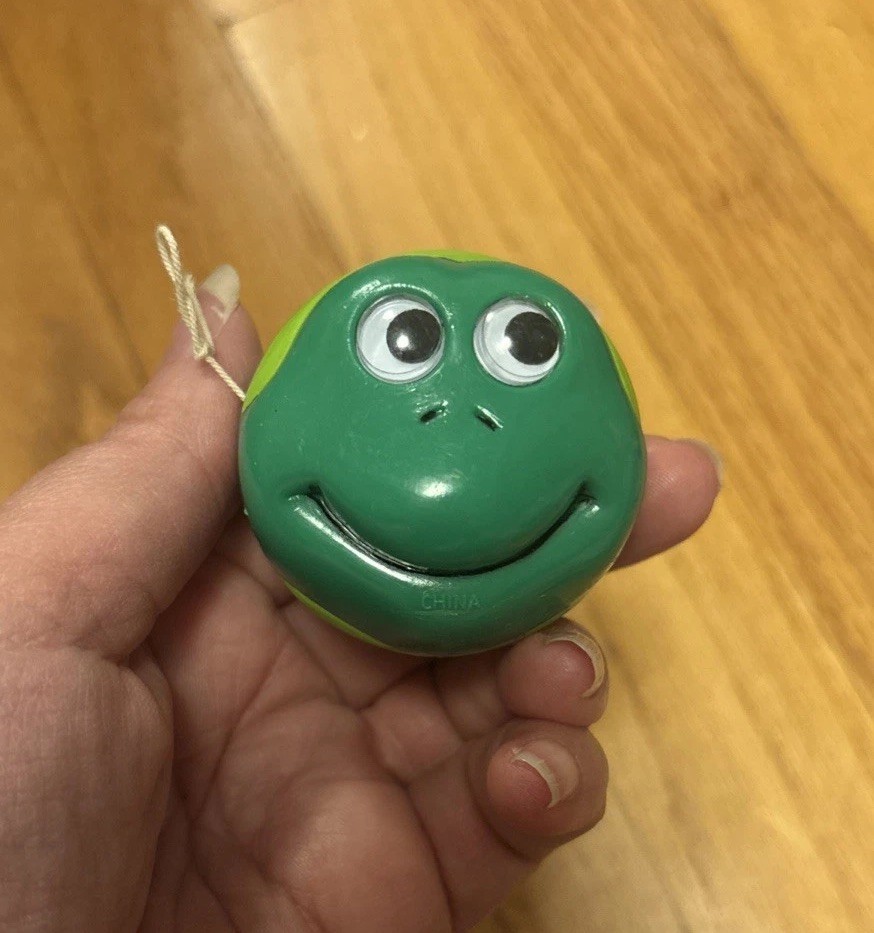 Vintage Green Frog YOYO Plastic Toy Rare Googly Eyes Google Froggy