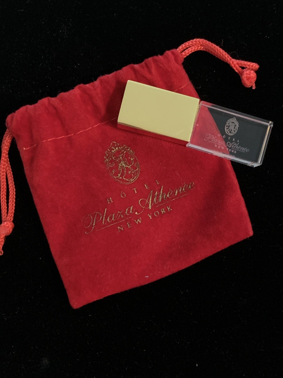 Scan disc (new) Flash Drive from Hotel Plaza Athenee