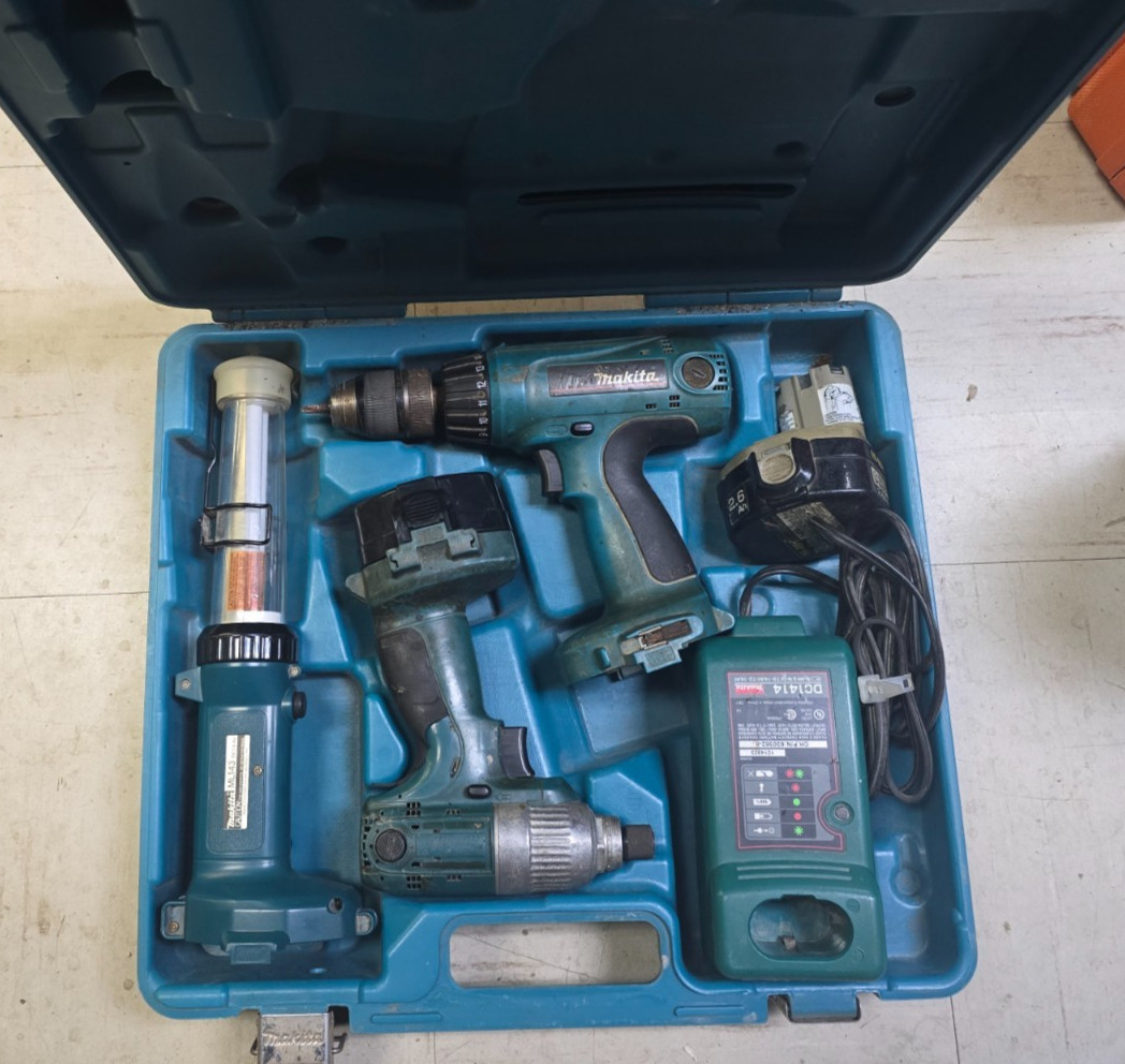 🛠️ Makita 6935FDWDEX 14.4V Cordless Kit – Impact Driver Drill Light 2 Batteries