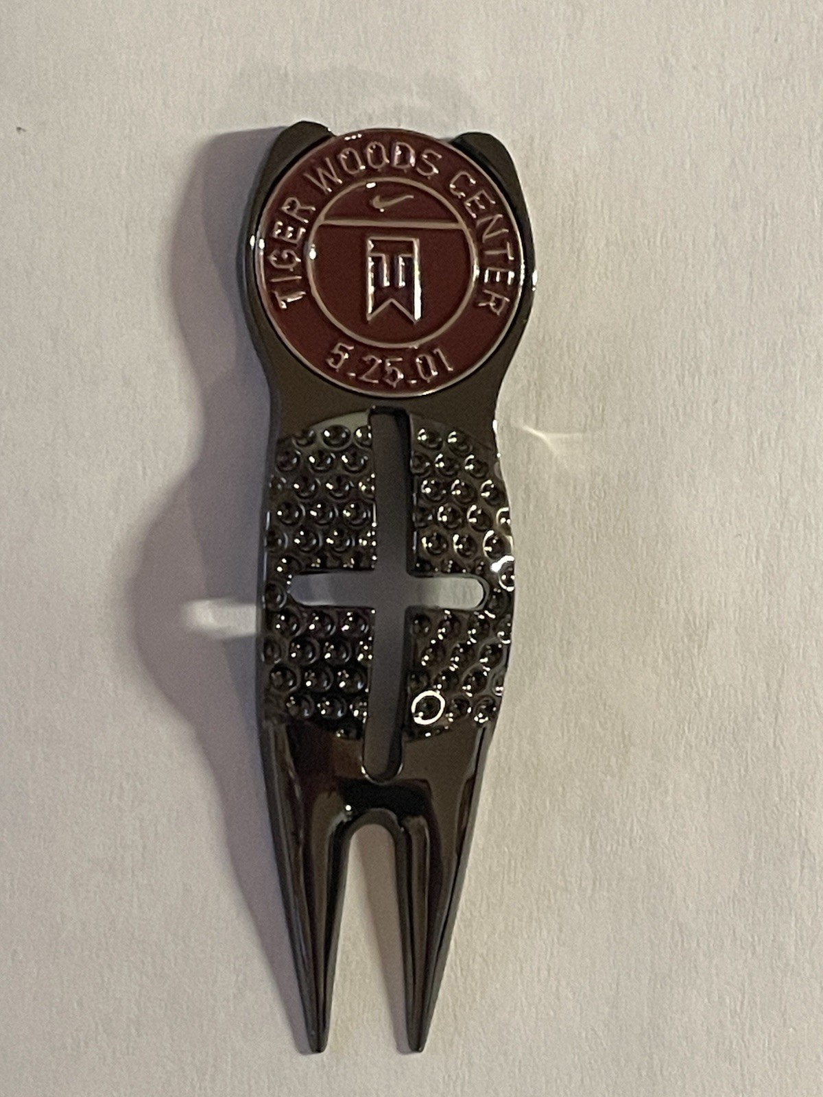 2001 Tiger Woods TW Center Nike Headquarters Divot Tool & 1" Coin Golf Marker