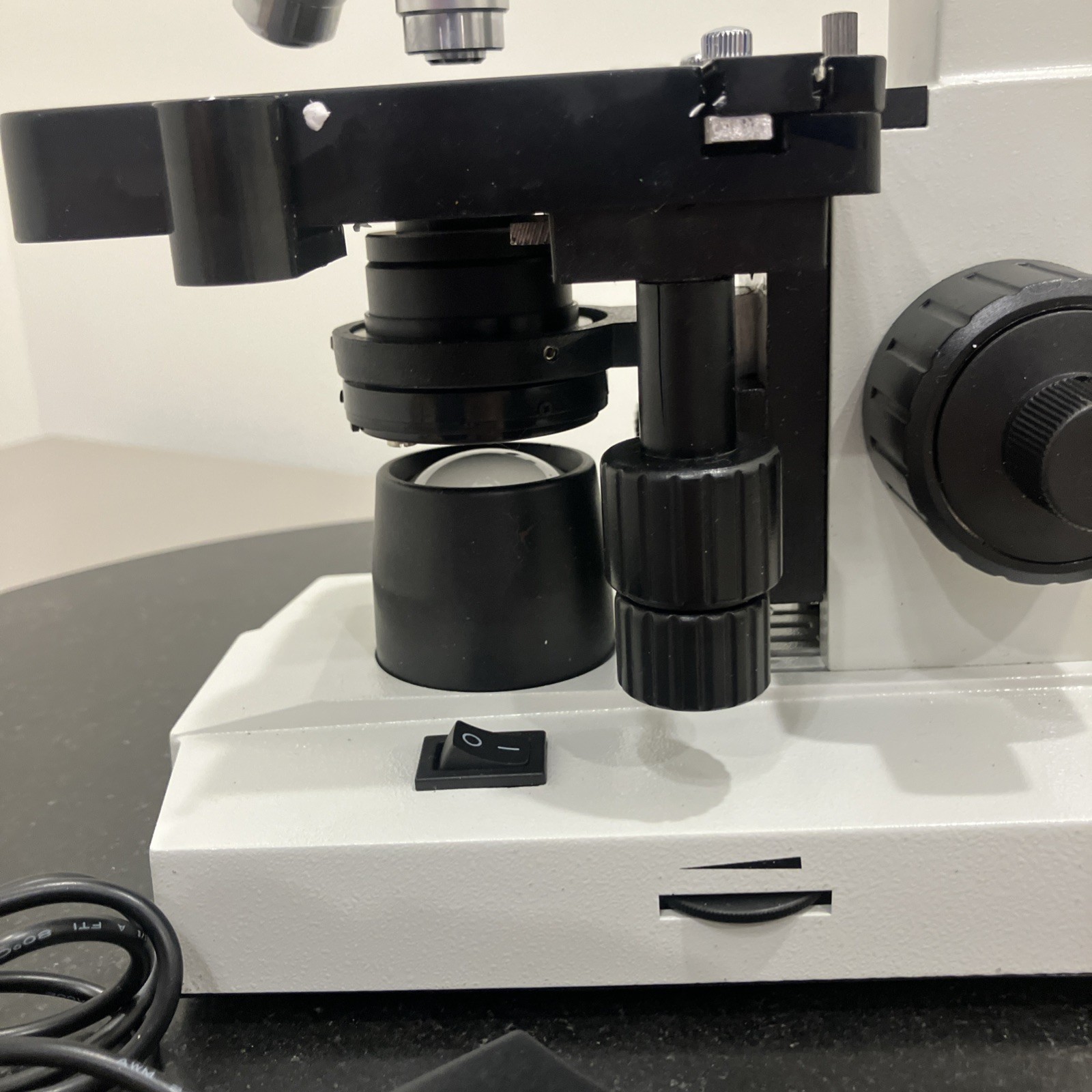 Omax M82E Compound Light Microscope w eyepieces and power cord