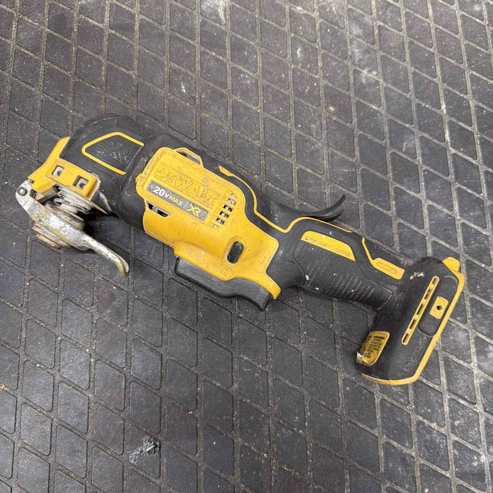 J06 - DEWALT OSCILLATING MULTI-TOOL 20V MAX DCS355 TOOL ONLY