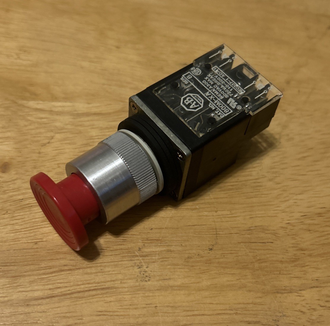 QTY 1 NEW Allen-Bradley A-B 800MR-D6A, Round Push Button Unit Red Free Shipping