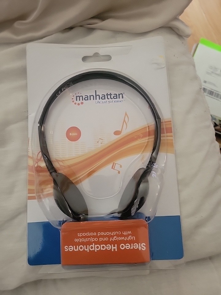 Manhattan Stereo Headset- Lightweight & adjustable with cushion earpads 3.5mm