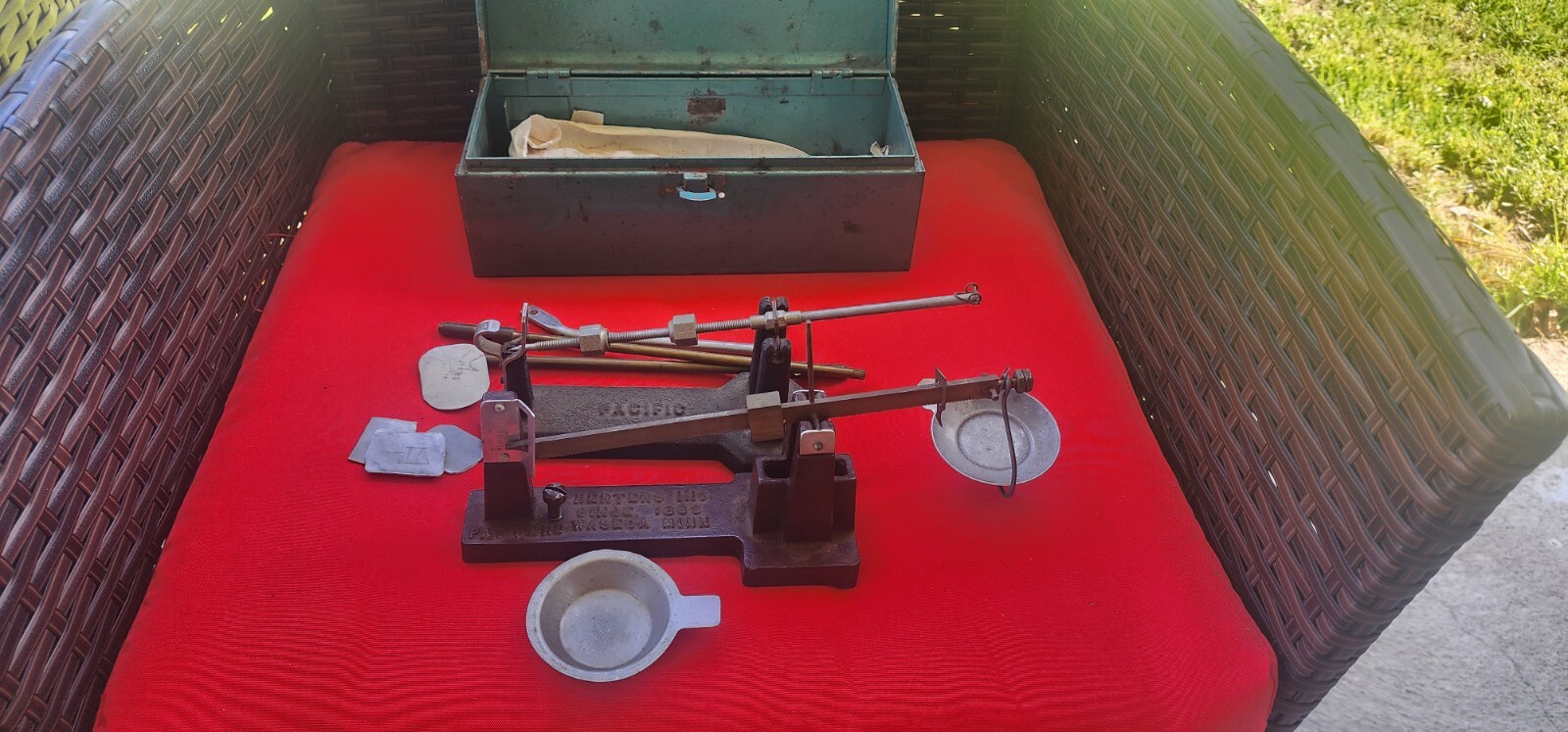 Vintage Herter's Inc. Reloading Balance Scale - Waseca, Minn. With metal box A7