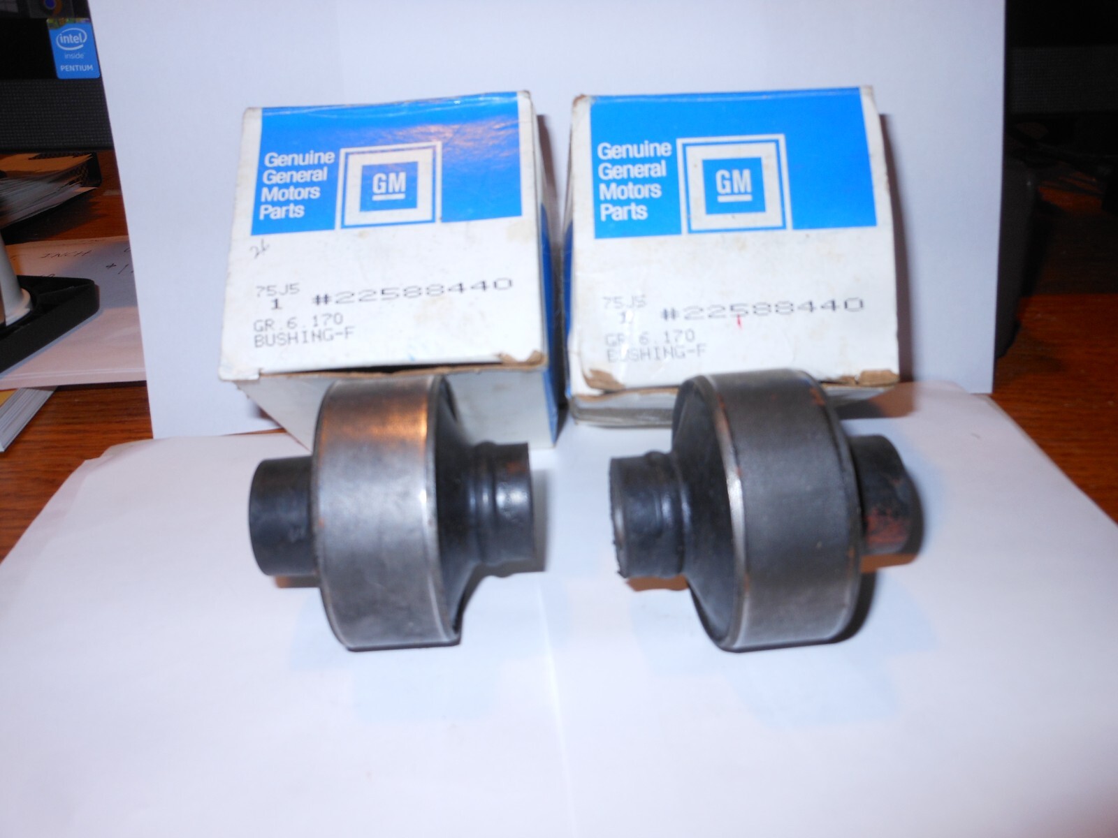 2 (TWO) GENUINE GM PART 22588440/ 22613955-LOWER CONTROL ARM BUSHINGS~ LOT OF 2