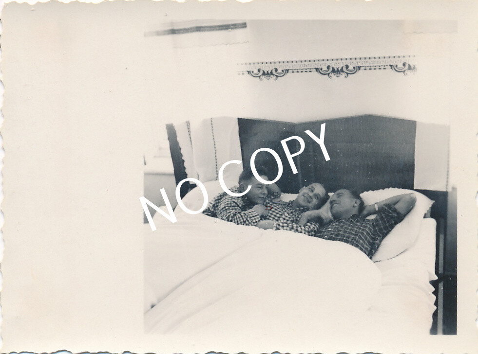 Photo WW II Wehrmacht Comrades Leisure Fun J1.30