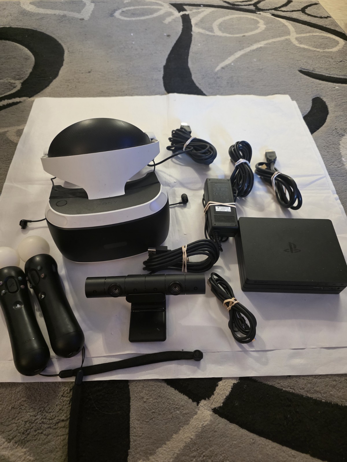 Sony PlayStation 4 VR PSVR Headset w/ 2 Move Controllers (Tested Working)