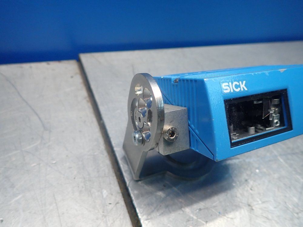 SICK CLV650-08300A FIXED MOUNT BARCODE SCANNER W/BRACKET... 06251240027