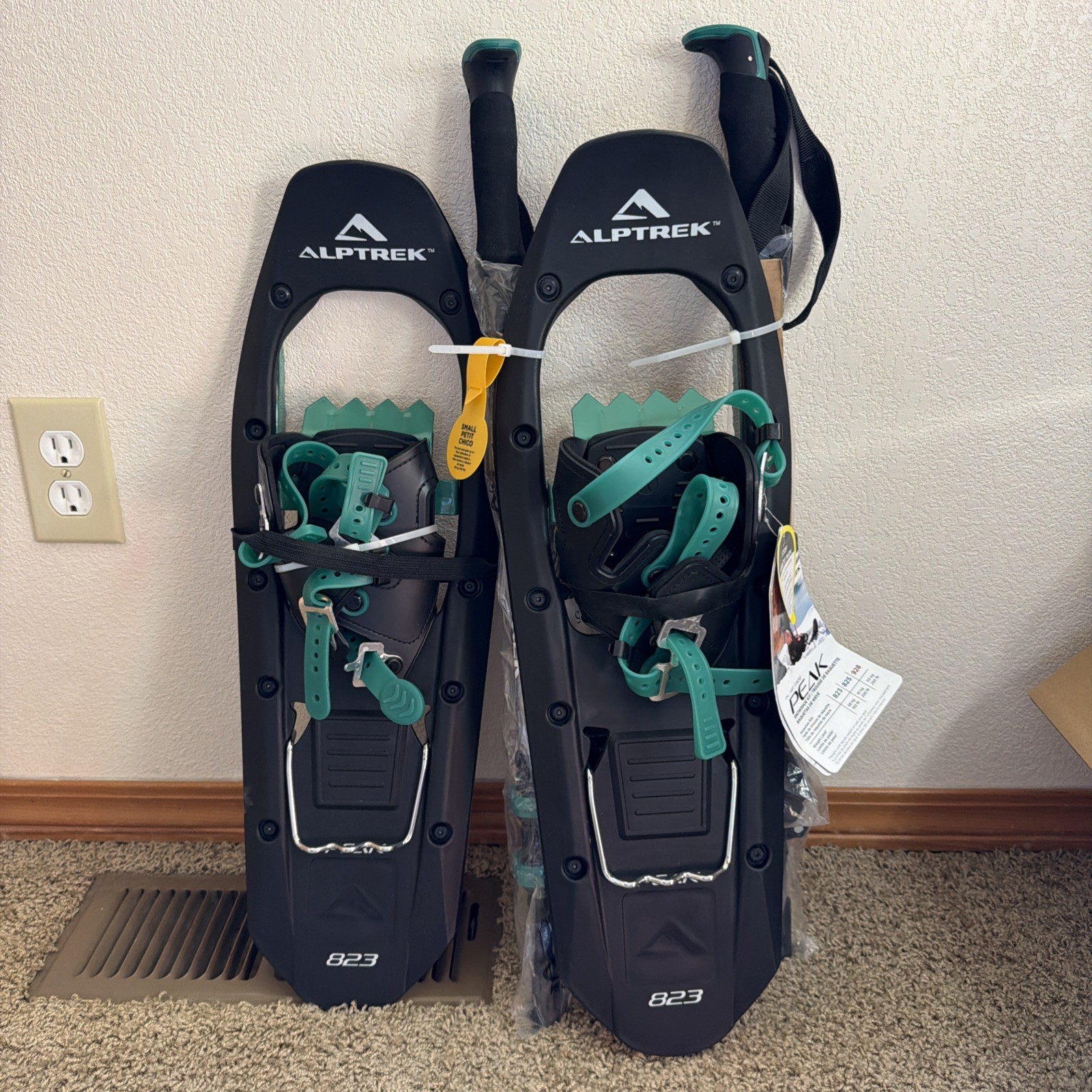 Alptrek 823 Snowshoes Kit Poles & Carry Bag Small 8"x23" fits up to 150 lbs