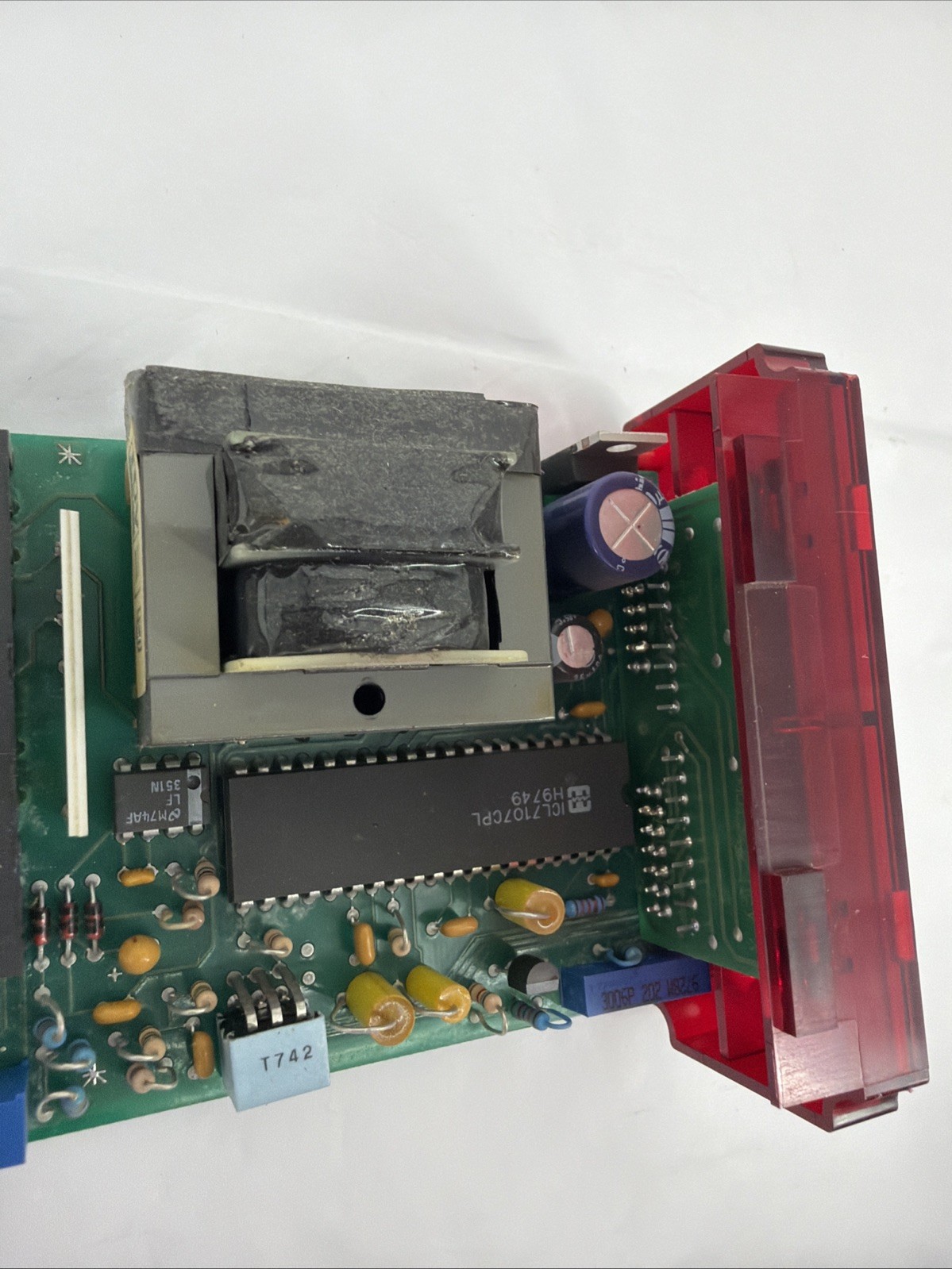 Red Lion Controls aPLVA400 Panel Voltmeter, AC Voltage, 4 Digit, 115VAC, 50/60Hz