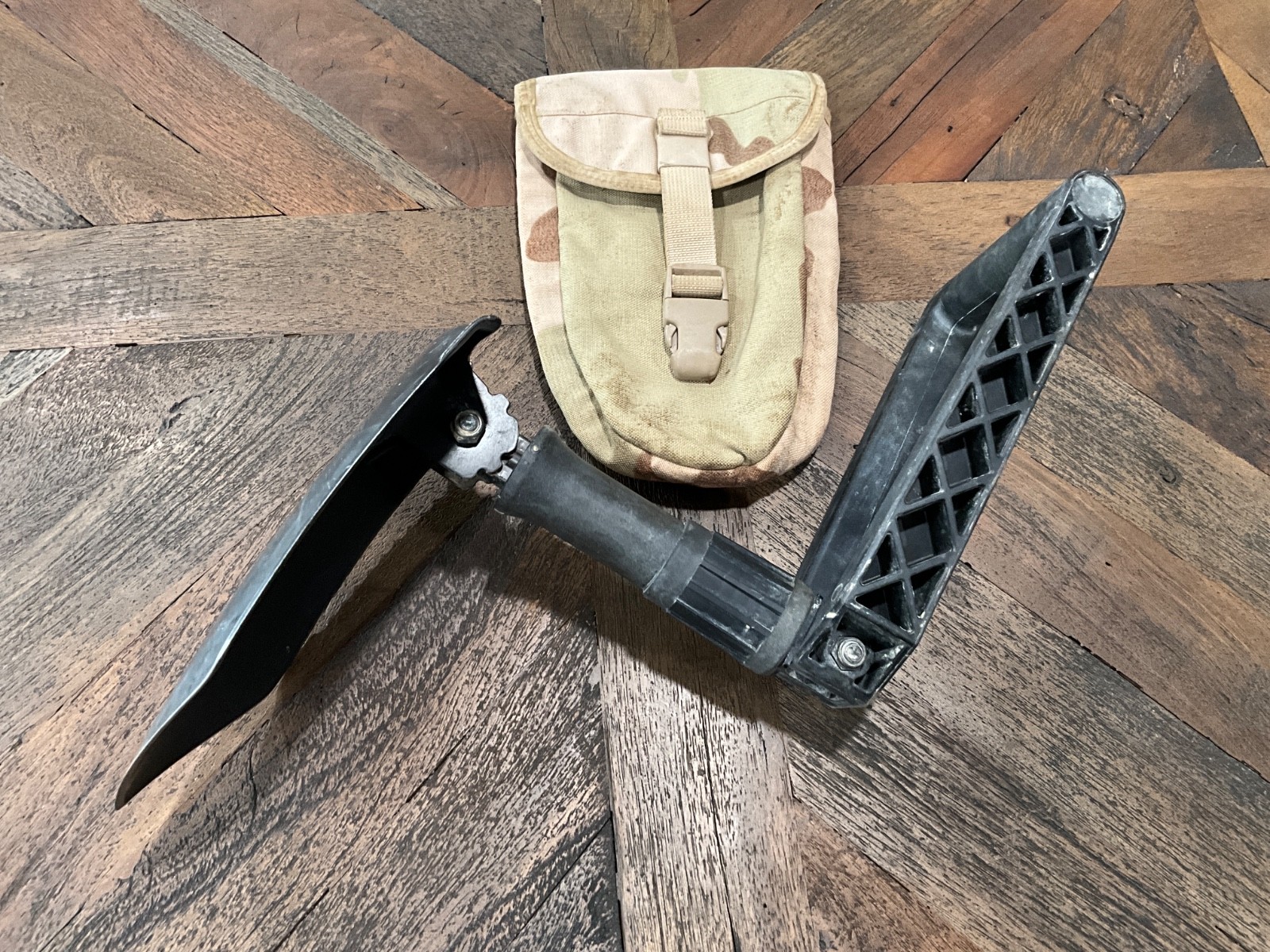 Marine Corps Gerber 2000 Entrenching E-Tool w/ DCU Pouch