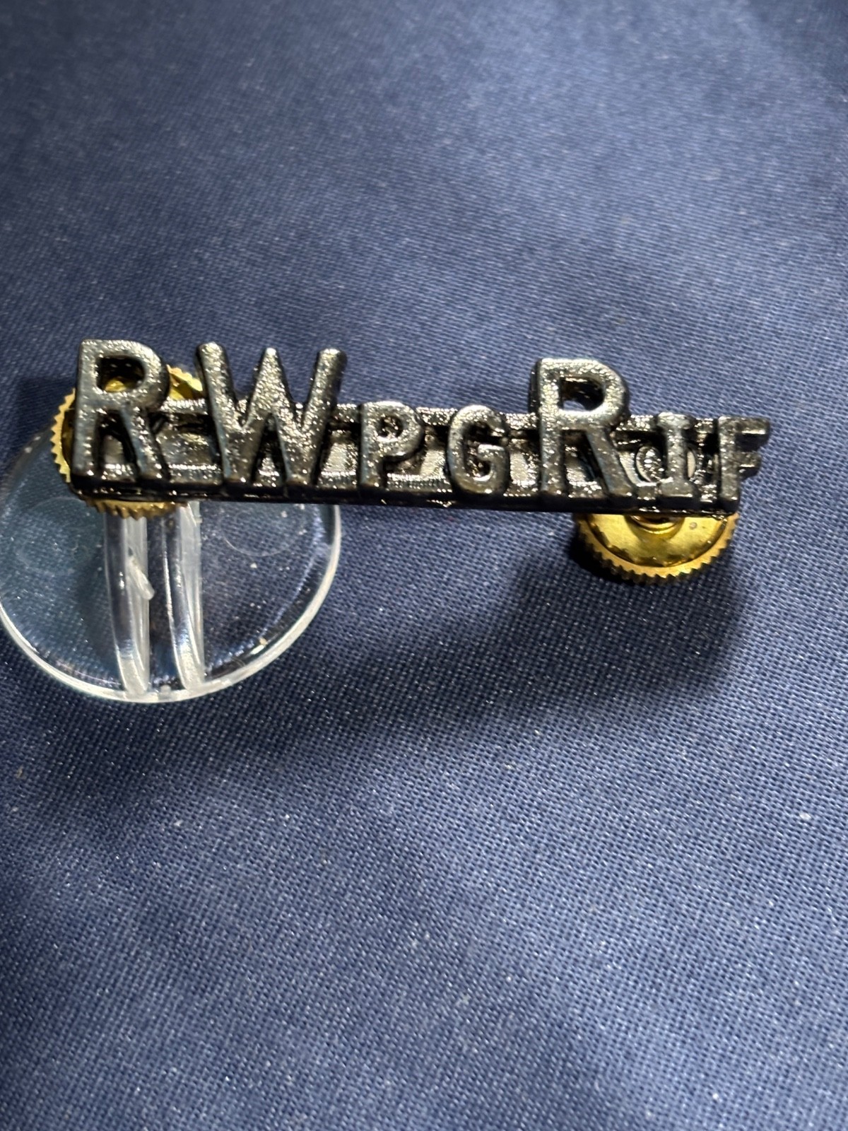 Canadian Army  Post 1980  metal shoulder Royal Winnipeg Rifles