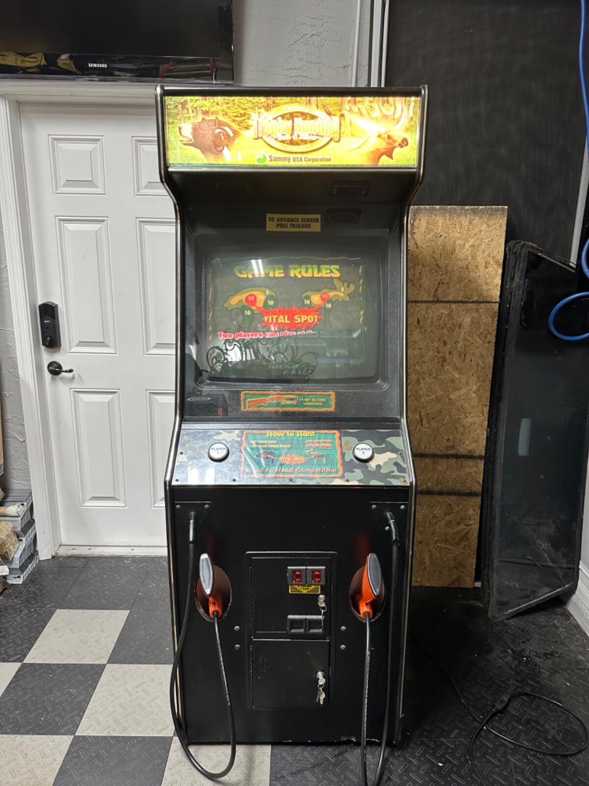 TROPHY HUNTING ARCADE MACHINE by SAMMY USA 2003  MOOSE  / BEAR Shooting Game