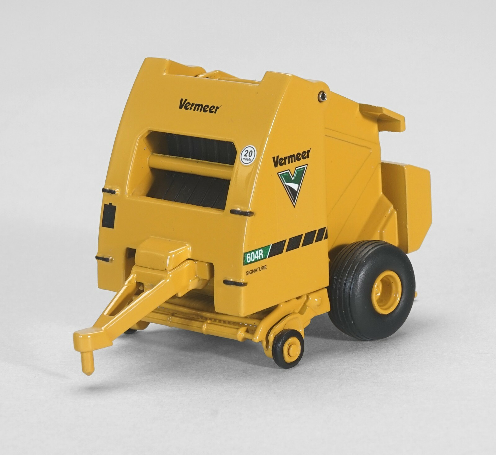 2019 SpecCast 1:64 VERMEER Model 604R Round Hay Baler with Hay Bale NIB!
