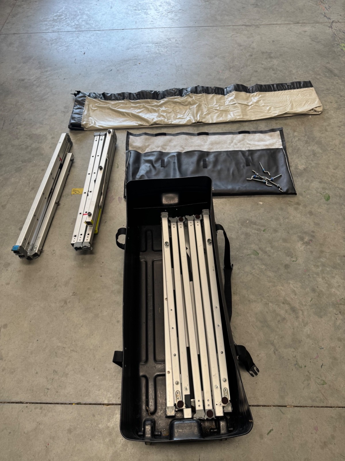 Da-Lite fast fold screen  9x12 with rolling case