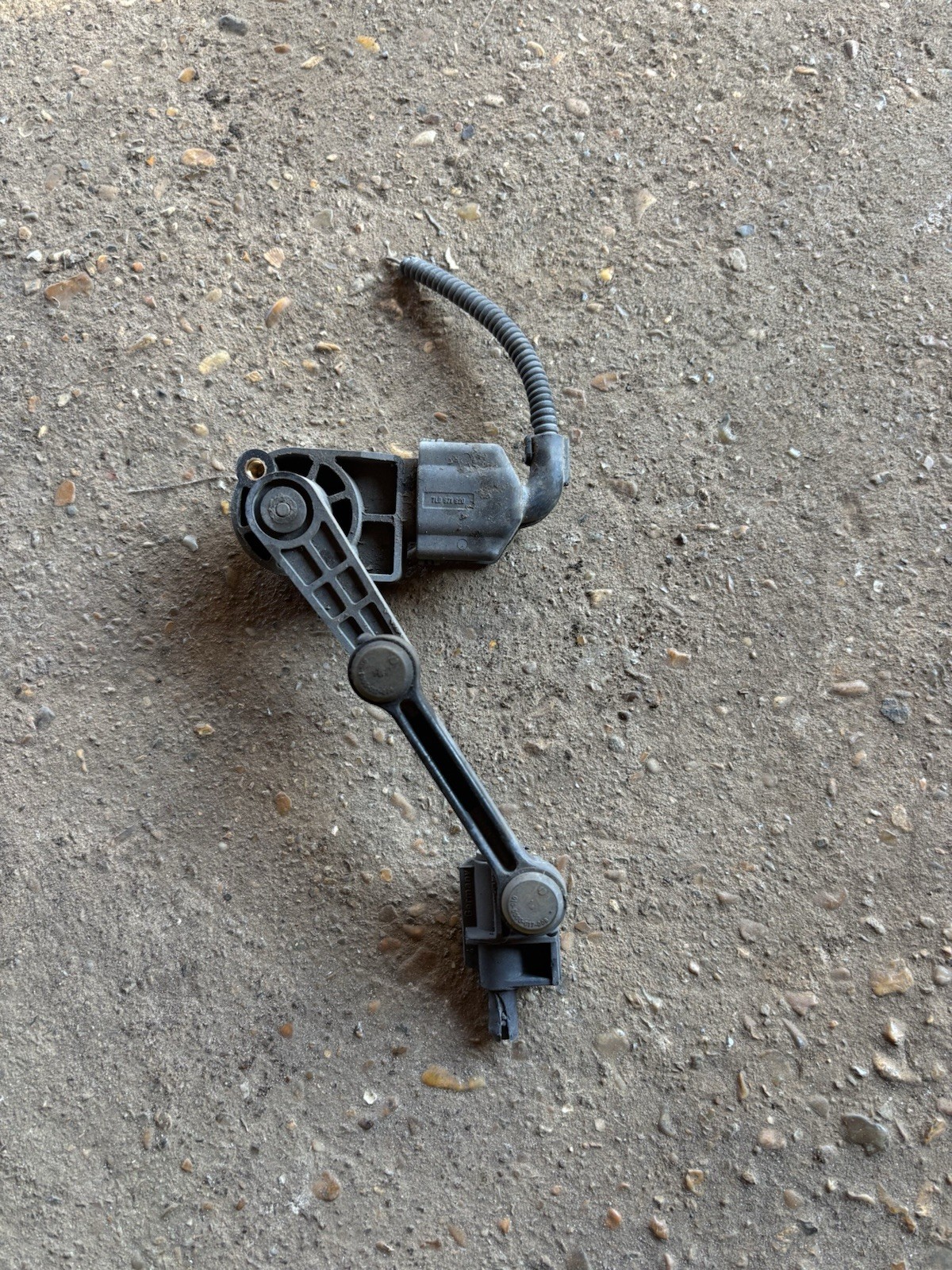 2006 AUDI Q7 4L HEADLIGHT LEVEL HEIGHT SENSOR FRONT LEFT  SIDE 7L0616213B