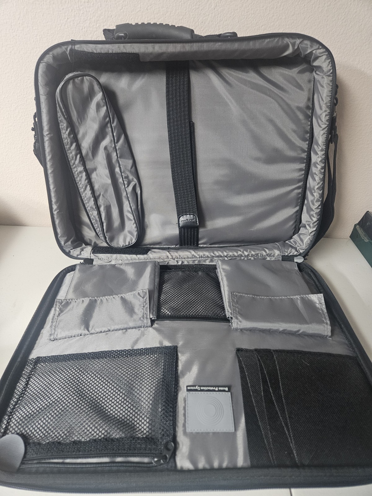 Targus CPT401DUS 17" Deluxe Laptop Case Computer Bag Dome System