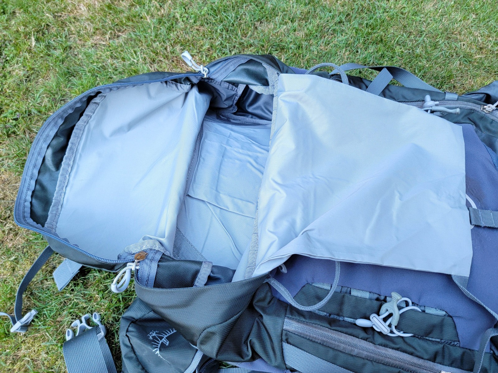 OSPREY Atmos 65 Internal Frame Green Gray Hiking 28" Backpack ~ Size Medium