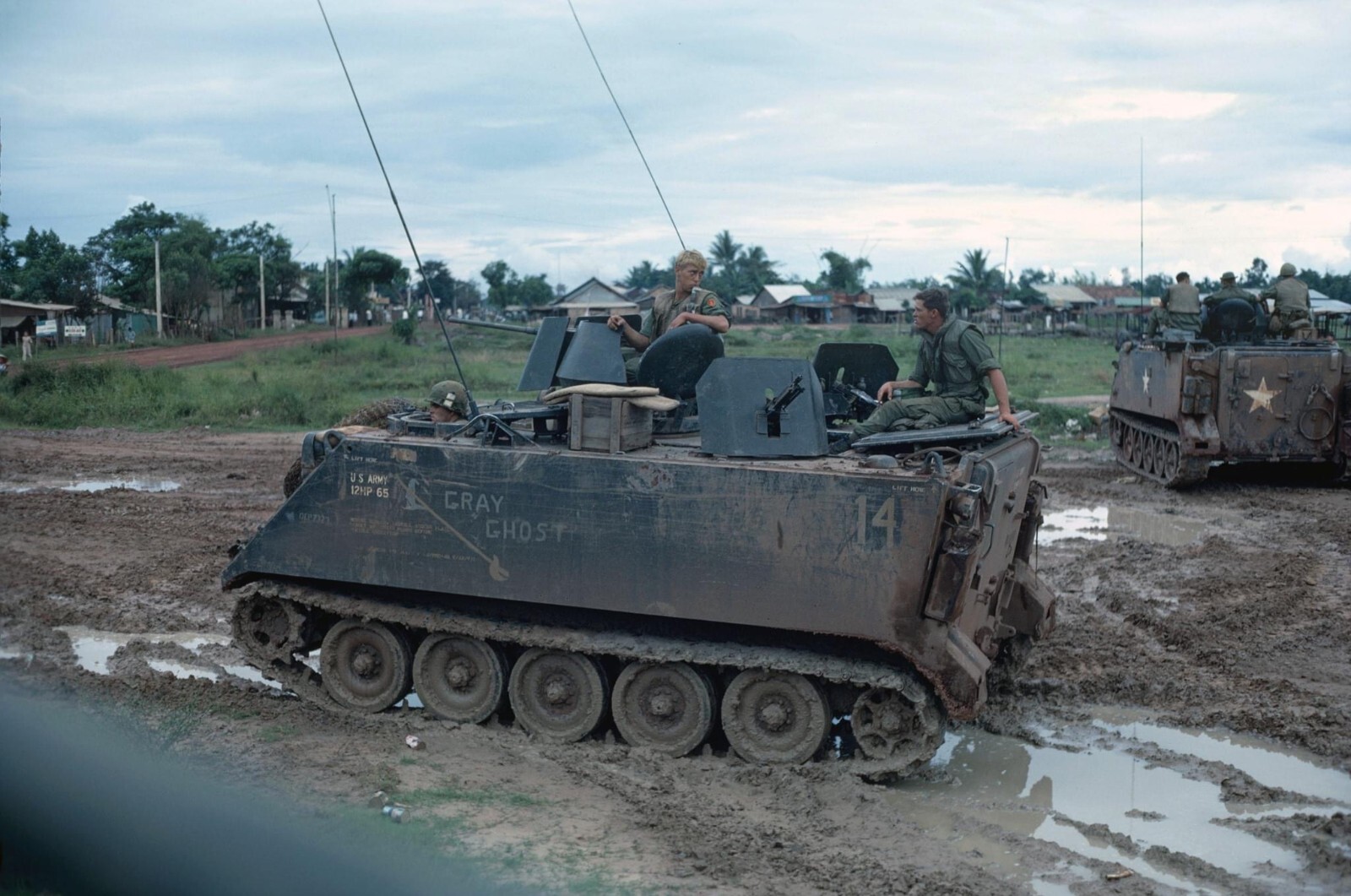Vietnam War Photo  /  US Army M113 APC ACAV  in Vietnam  COLOR Photo  8318