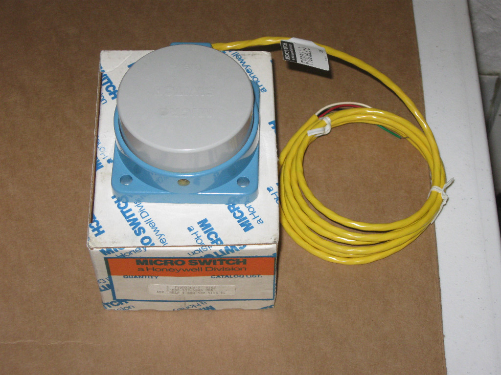 NEW HONEYWELL MICRO SWITCH ( FYDD32L2-2 )