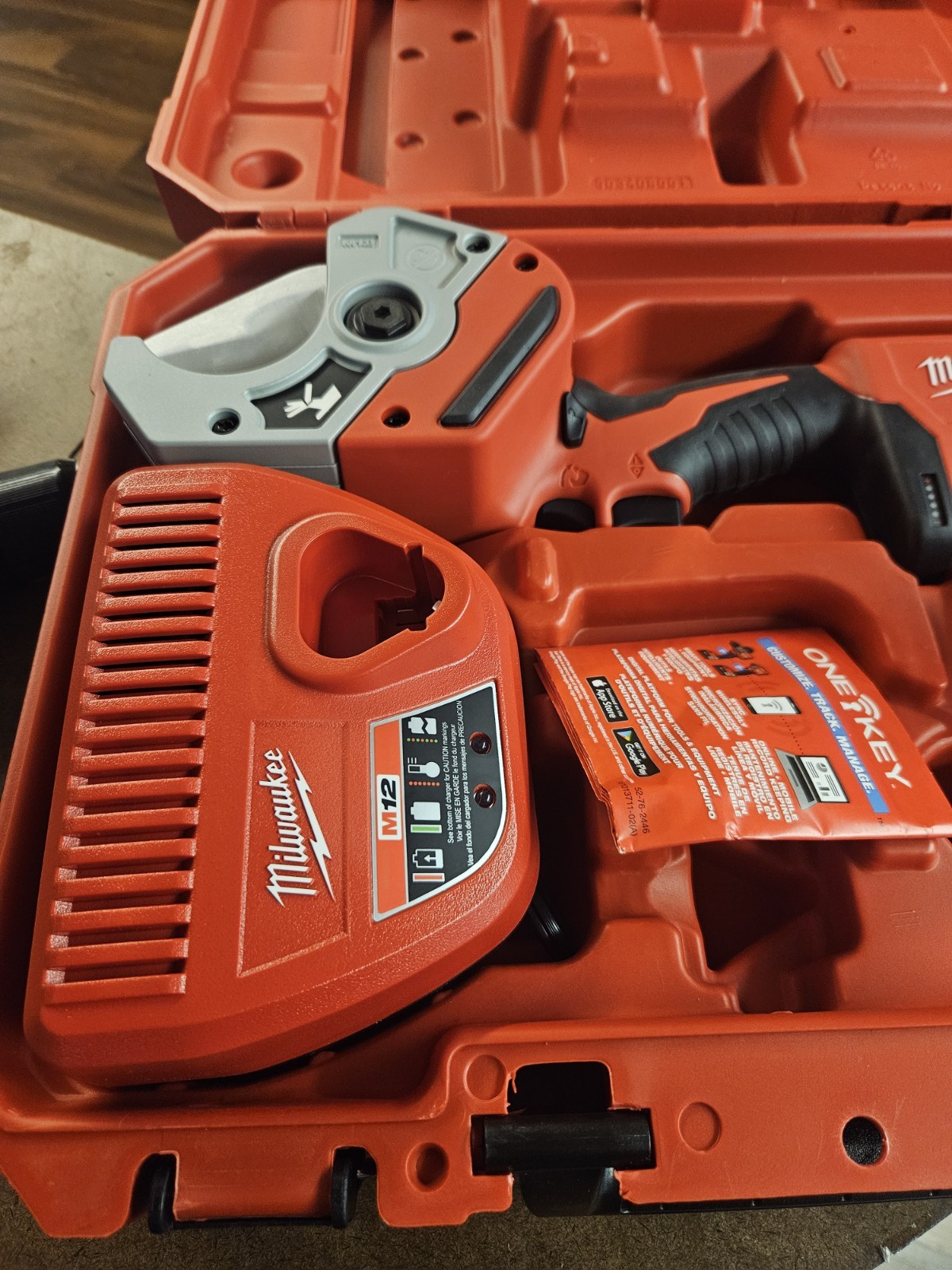 Milwaukee 2470-21 M12 Pvc Plastic Pipe Shear Kit