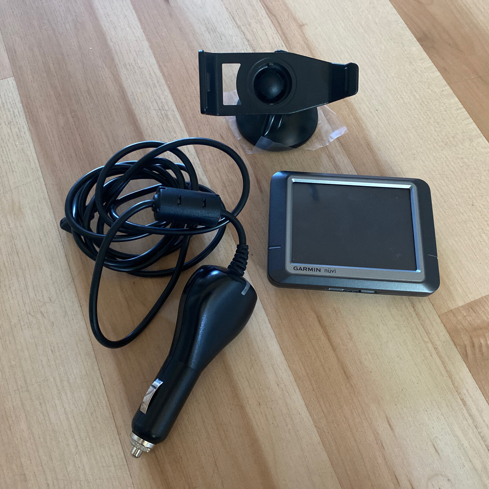 Garmin Nuvi (260W) GPS 4.3" Touchscreen Navigation System Charger  Mount Bundle