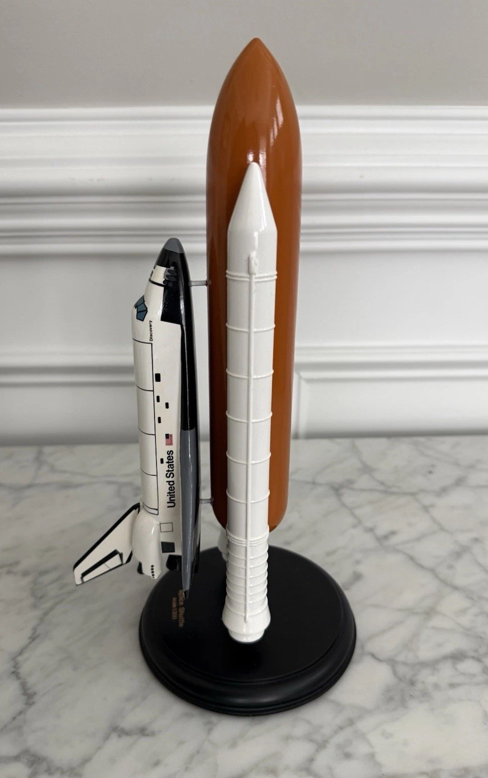 NASA Space Shuttle Discovery Desk Top Display Model Scale 1:200 Boeing Statue