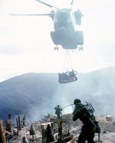 CH-53 Sea Stallion Helicopter airlifts a Bulldozer 8x10 Vietnam War Photo 841