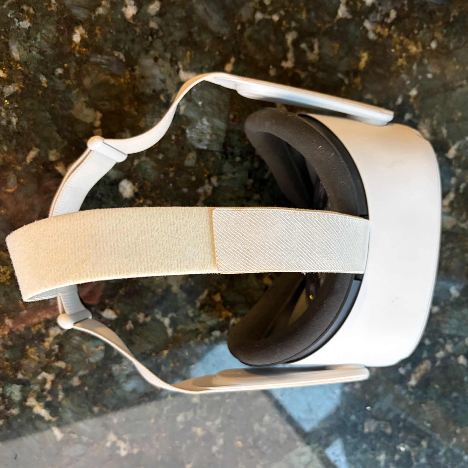 Used Oculus Meta Quest 2 Great Condition Virtual Reality Headset-White