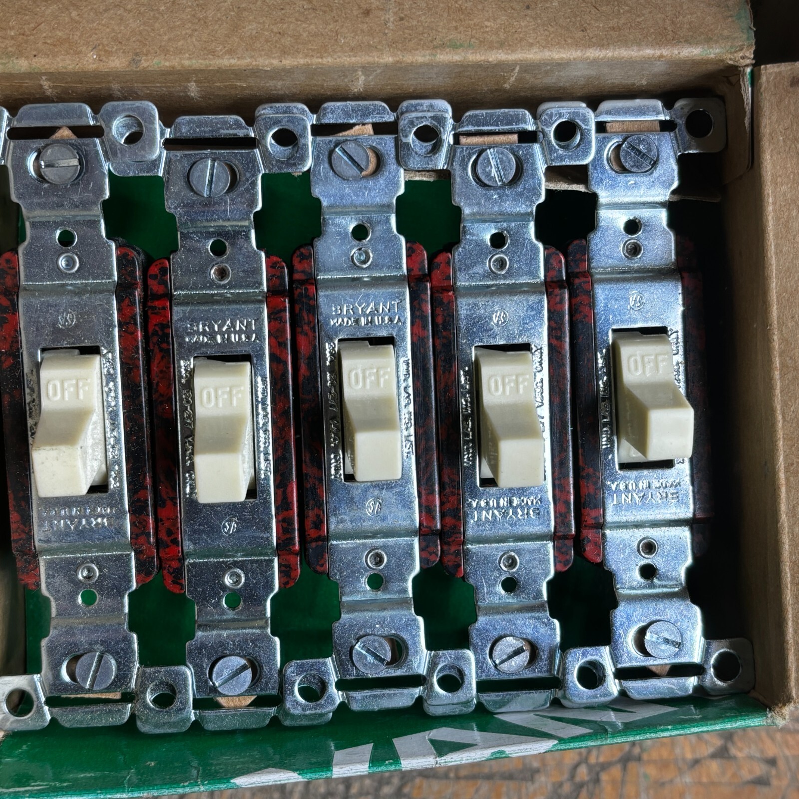 BRYANT IVORY SINGLE POLE SWITCH 4521-I, 20A 120-277VAC, LOT OF 4 ⭐