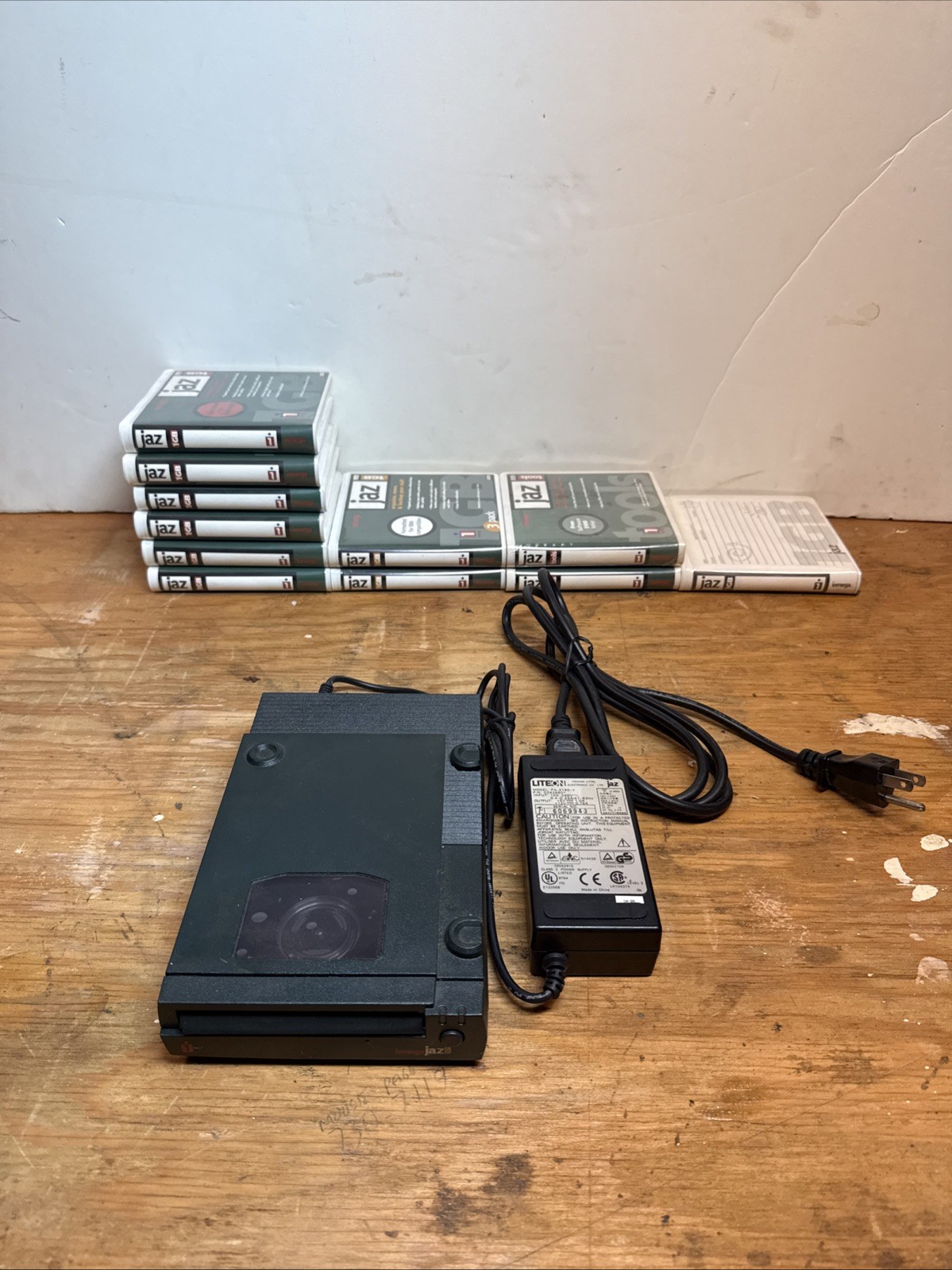 iomega V1000S External 1GB Jaz SCSI Drive w/ AC Adapter And 10 Discs