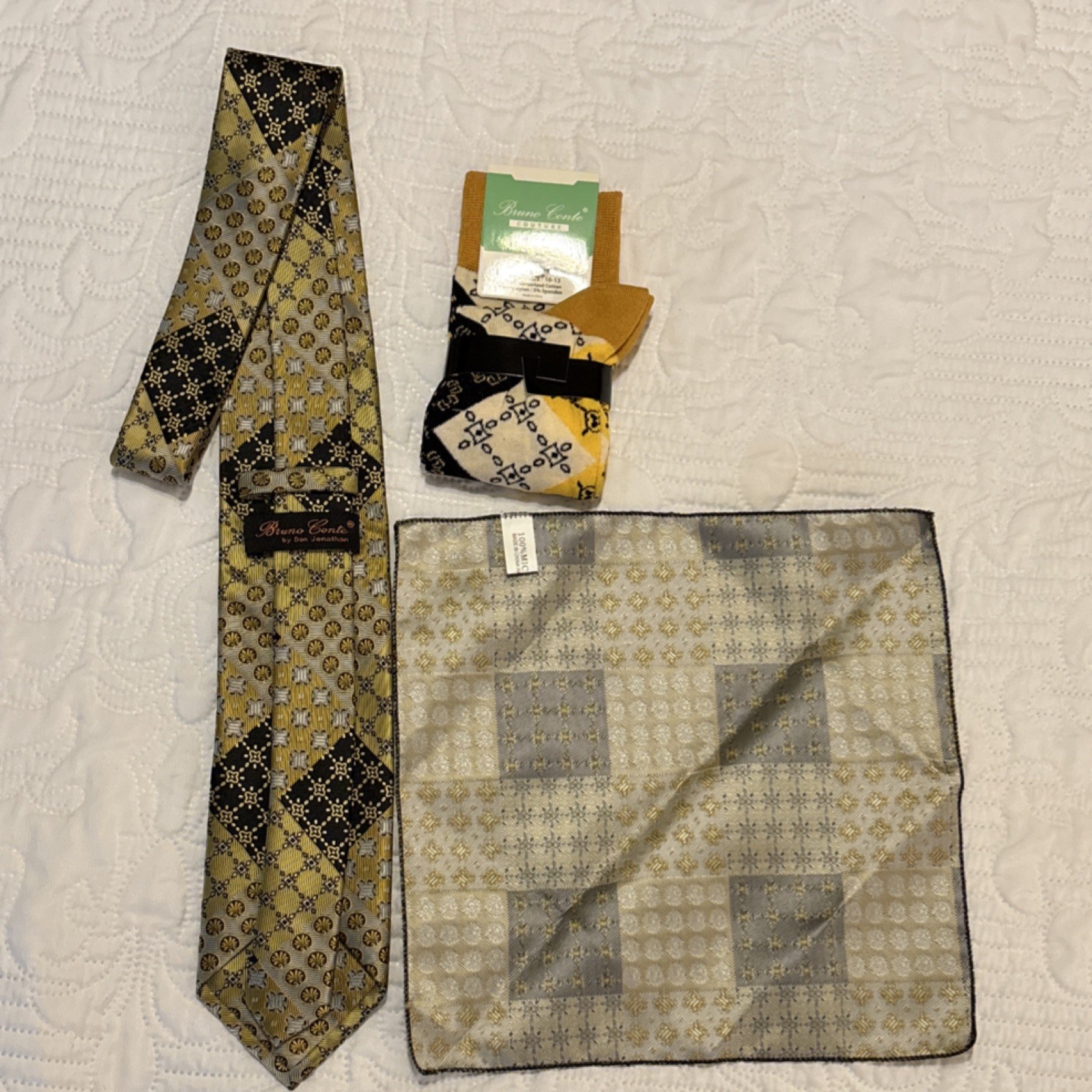 Bruno Conte Men's Patterned Accessory Set Tie Socks Handkerchief Gold & Black